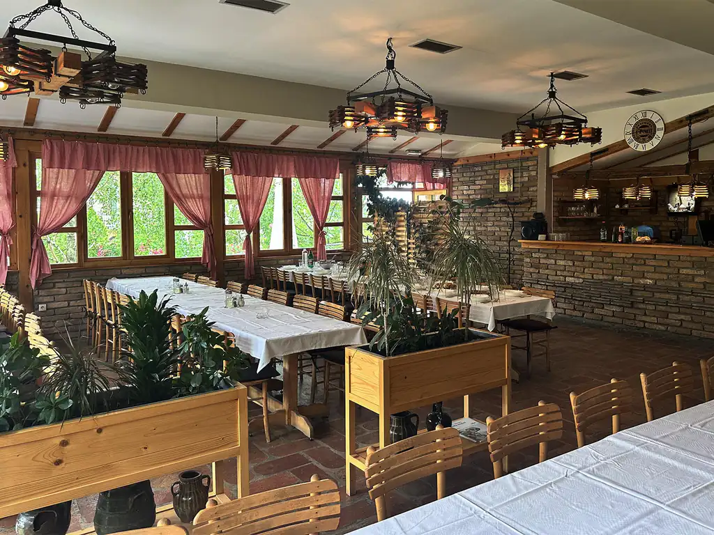 Sala Restorana Groš postavljena za ručak posle parastosa