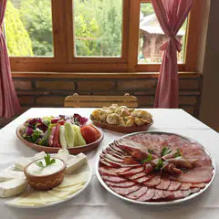 Hladno predjelo na stolu kraj prozora