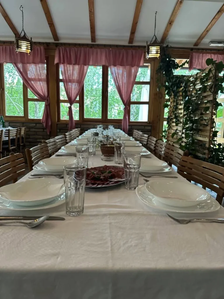 Dugačak sto postavljen za ručak posle parastosa u sali Restorana Groš